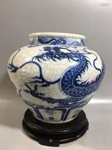 A BLUE & WHITE DRAGON PATTERN JAR