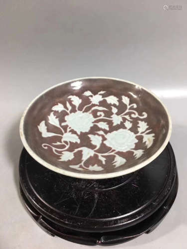 A FLORAL PATTERN UNDERGLAZE RED PLATE