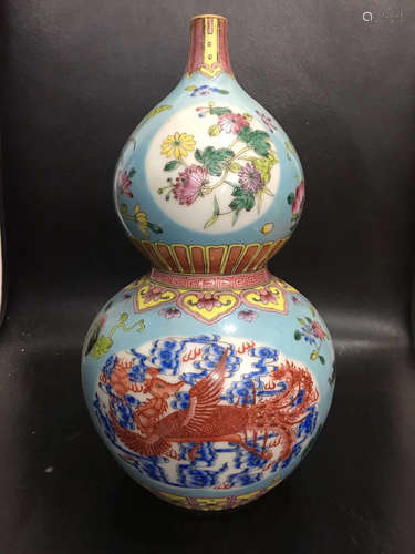 A FAMILLE-ROSE DRAGON & PHOENIX PATTERN GOURD VASE