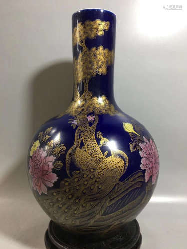 A BLUE GLAZE FLORAL PATTERN GLOBULAR SHAPED VASE