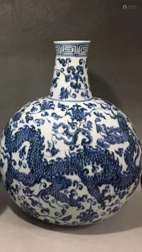 A DRAGON PATTERN BLUE&WHITE BAOYUE BOTTLE