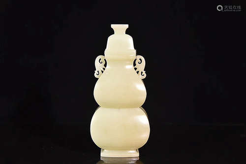 A QING DYNASTY HETIAN JADE CALABASH SHAPE VASE