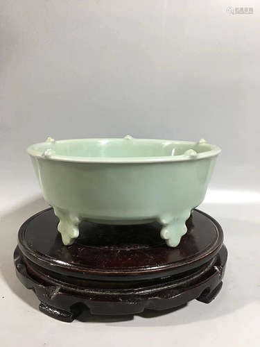 A LONGQUAN KILN GREEN GLAZED FIVE-FOOT POT