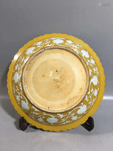 A SUNFLOWER DESIGN YELLOW GLAZED PLATE