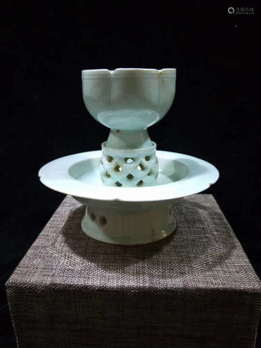 A HUTIAN KILN BLUISH WHITE GLAZED LAMP HOLDER