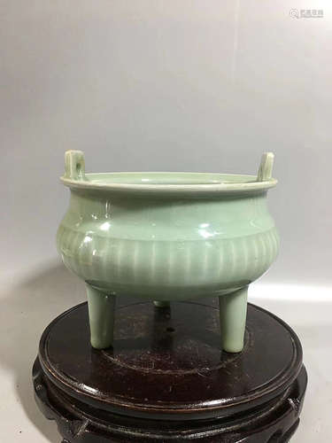 A LONGQUAN KILN GREEN GLAZED THREE-FOOT FURNACE