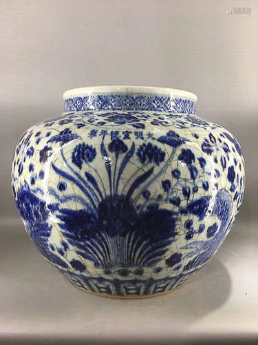 A BLUE&WHITE FLOWER PATTERN BIG JAR