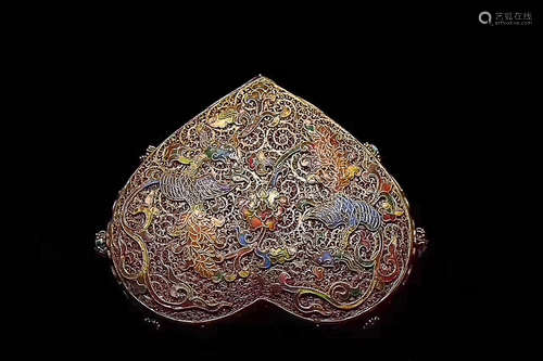 A SILVER GILT PEACH HEART SHAPED BOX WITH CAP, QING DYNASTY