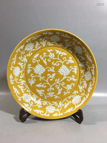 A YELLOW GLAZE INTERLOCKED LOTUS PATTERN PLATE