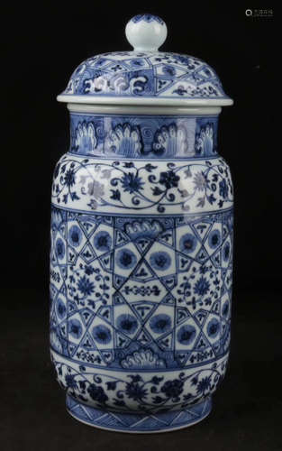 A BLUE&WHITE FLORAL PATTERN BUCKET DESIGN VASE