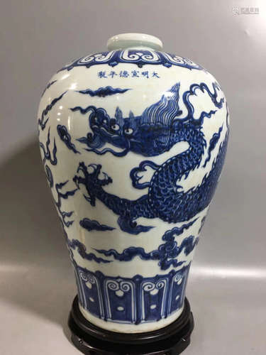 A DRAGON PATTERN BLUE&WHITE PLUM VASE