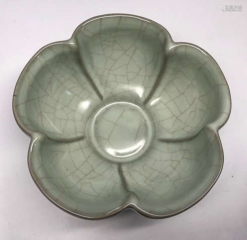 A LONG QUAN KILN FLOWER DESIGN BOWL