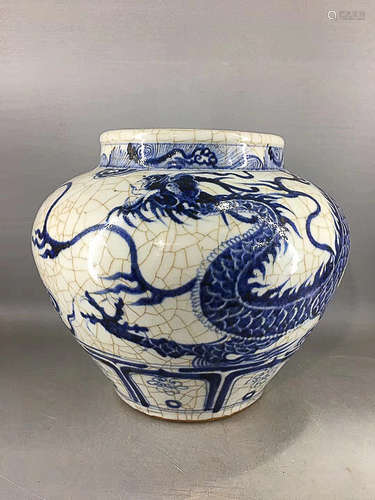 A BLUE&WHITE DRAGON PATTERN JAR