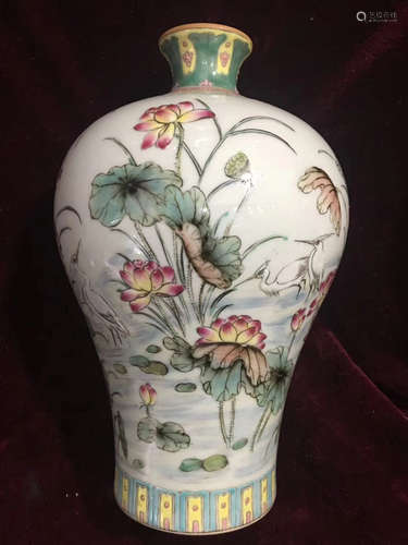 A FLOWER&BIRD PATTERN FAMILLE ROSE PLUM VASE