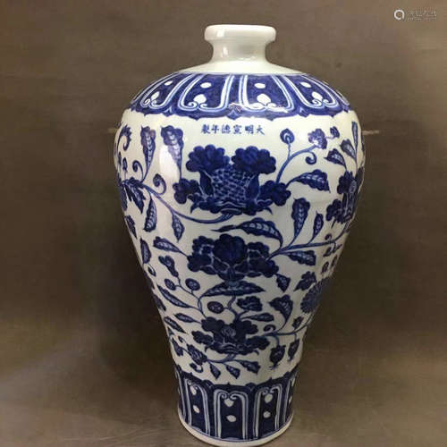 A RUYI FLOWER PATTERN BLUE&WHITE PLUM VASE