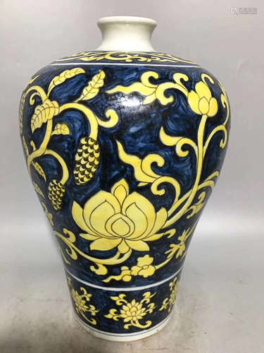 A BLUE&WHITE YELLOW GLAZED FLOWER PATTERN PLUM VASE