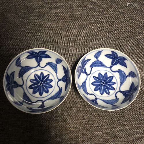 A PAIR OF SUNFLOWER PATTERN BLUE&WHITE BOWLS