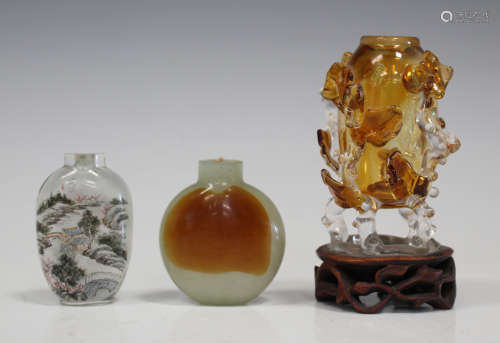 A Chinese glass imitating jade snuff bottle, late Qing dynasty, of flattened circular form, height