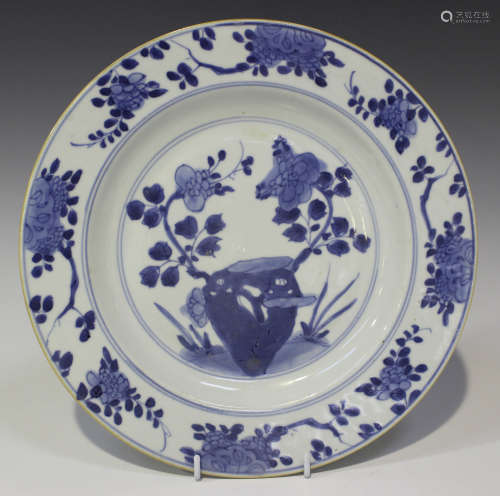 A Chinese blue and white export porcelain circular dish, Kangxi period, the centre painted with
