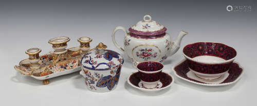 A Chamberlains Worcester porcelain teapot and cover, circa 1786-1810, decorated with floral