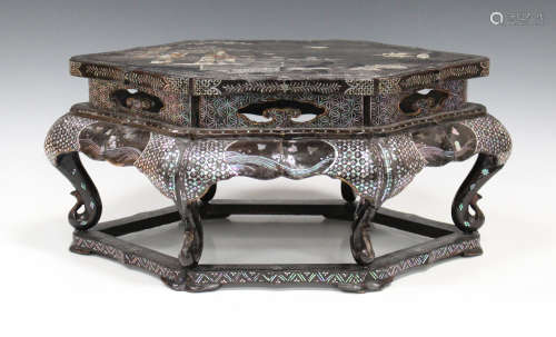 A Chinese laque burgauté stand, late Qing dynasty, the lozenge shaped top finely inlaid with a