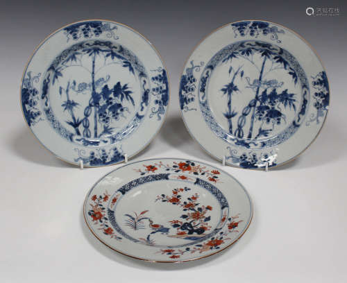 A pair of Chinese blue and white export porcelain plates, Kangxi/Yongzheng period, each painted with