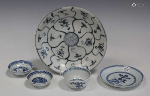 A Chinese Tek Sing Cargo blue and white lotus pattern circular dish, circa 1820, diameter 19.3cm,