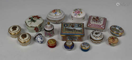 A Royal Worcester porcelain pillbox and cover, circa 1901, painted with floral sprays, green printed