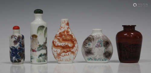 A group of five Chinese snuff bottles, late Qing dynasty and later, comprising a famille rose