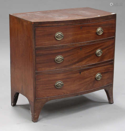 A Regency mahogany bowfront chest of three long drawers, on bracket feet, height 84cm, width 84cm,