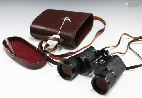 A pair of Carl Zeiss Jena Jenoptem 10 x 50 W multi-coated binoculars, cased (fault to case).Buyer’