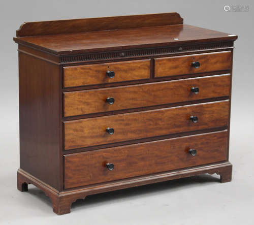 A George V mahogany part bedroom suite, comprising a chest of drawers, height 90cm, width 111cm,