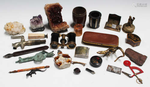 A small group of collectors' items, including minerals, a brass model of a lizard, a boxed seal