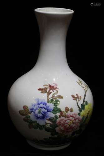 Chinese Famille Rose Porcelain Vase, Mark