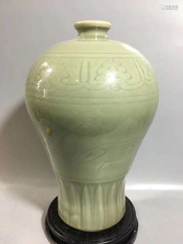 A LONGQUAN KILN GREEN GLAZED PLUM VASE