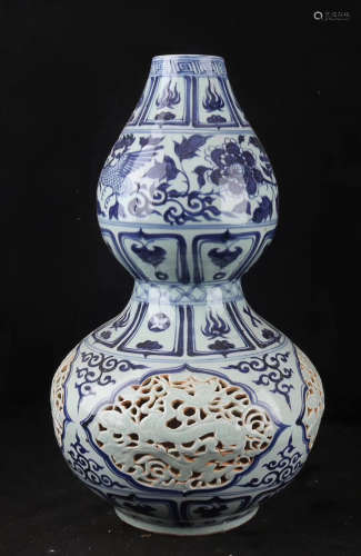 A DRAGON AND PHOENIX PATTERN BLUE&WHITE GOURD DESIGN BOTTLE