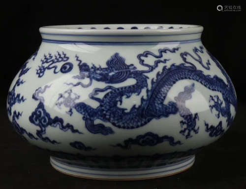 A BLUE & WHITE DRAGON PATTENR EARTHEN BOWL