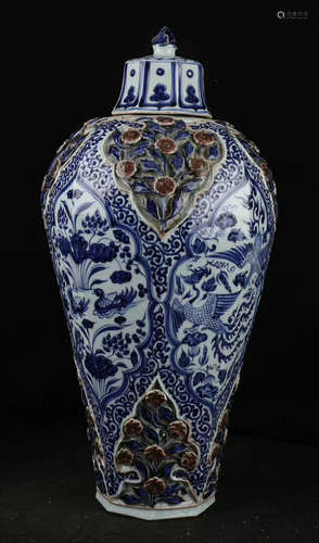 A FLOWER PATTERN BLUE&WHITE COVERED PLUM VASE