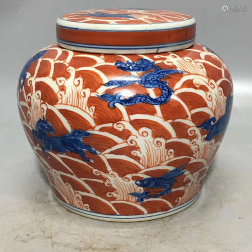 A SEA & FISH PATTERN BLUE AND WHITE JAR WITH COVER