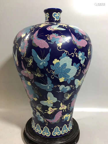 A BUTTERFLY PATTERN BLUE GLAZED VASE