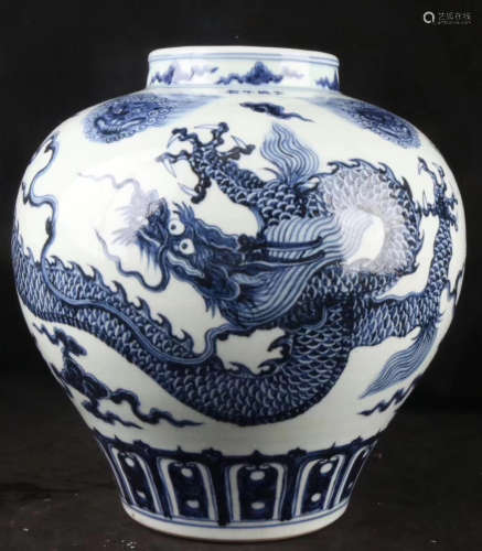 A BLUE & WHITE DRAGON PATTERN BIG JAR