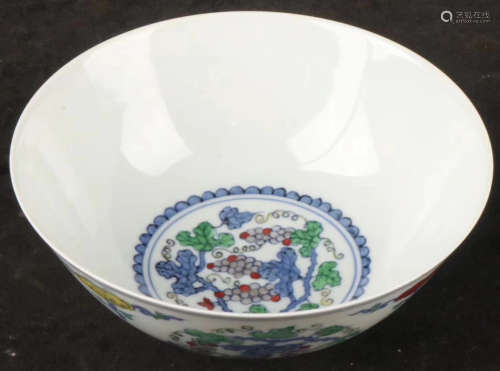 A CLASHING COLOR GRAPE PATTERN BOWL