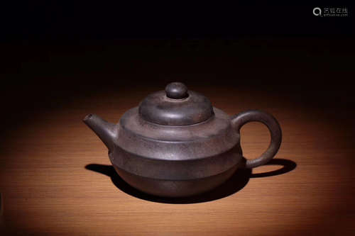 17-19TH CENTURY, A YANGPENGNIAN PURPLE CLAY TEAPOT, QING DYNASTY