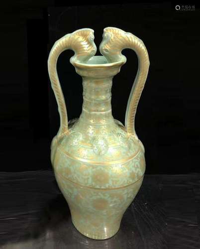 A DONG-QING GLAZED FLORAL PATTERN VASE