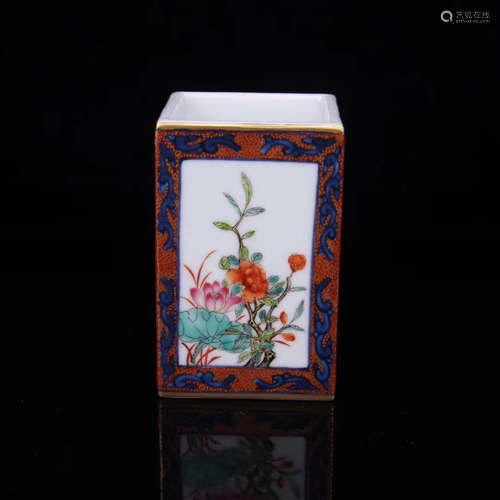 A FOUR-SEASON FLOWER PATTERN FAMILLE ROSE BRUSH POT