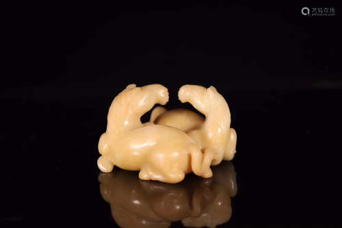 17-19TH CENTURY, AN OLD YELLOW HETIAN JADE ORNAMENT, QING DYNASTY