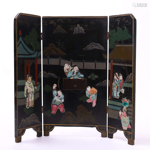 THREE PANELS OF CHINESE PORCELAIN FIGURES INLAID LACQUER TABLE SCREEN