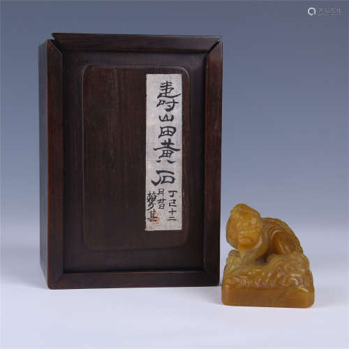 CHINESE SOAPSTONE TIANHUANG BEAST SEAL WITH ROSEWOOD CASE