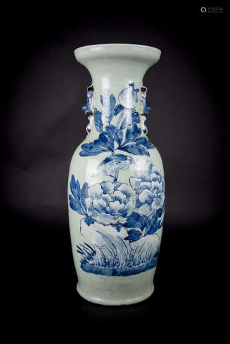 Qing， Pea-green Birds and Flowers Vase