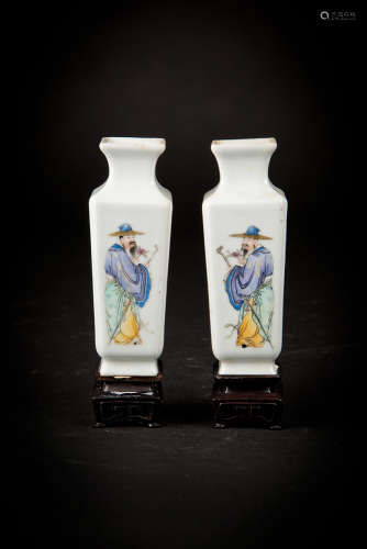 Republic Period， A Pair of Famille-rose Square Vase with Figures